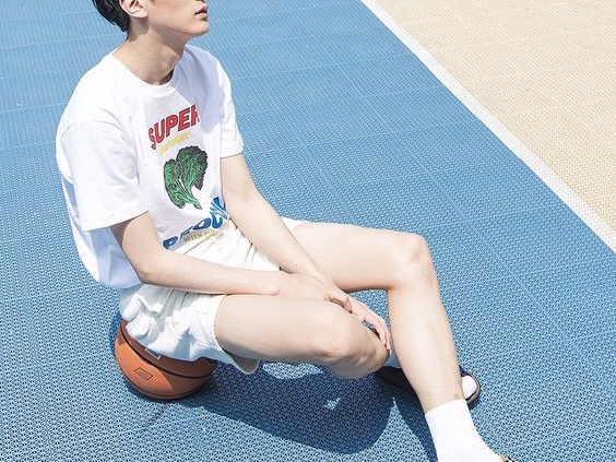 〔最佳旅扮〕男孩必學！最簡易的夏日「兩片式」穿搭公式　慵懶也能很有型！