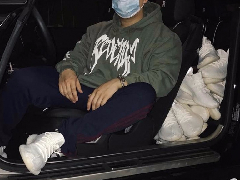 華人鞋販又搶先曬鞋　YEEZY BOOST 350 V2「Cream White」塞滿整車！