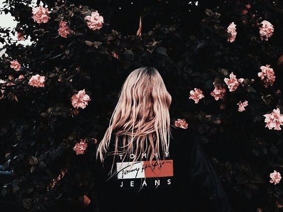 最近超多人在穿 Tommy Hilfiger 誒！細數 5 個復古元素佐證大 Logo 永遠不褪流行啊！