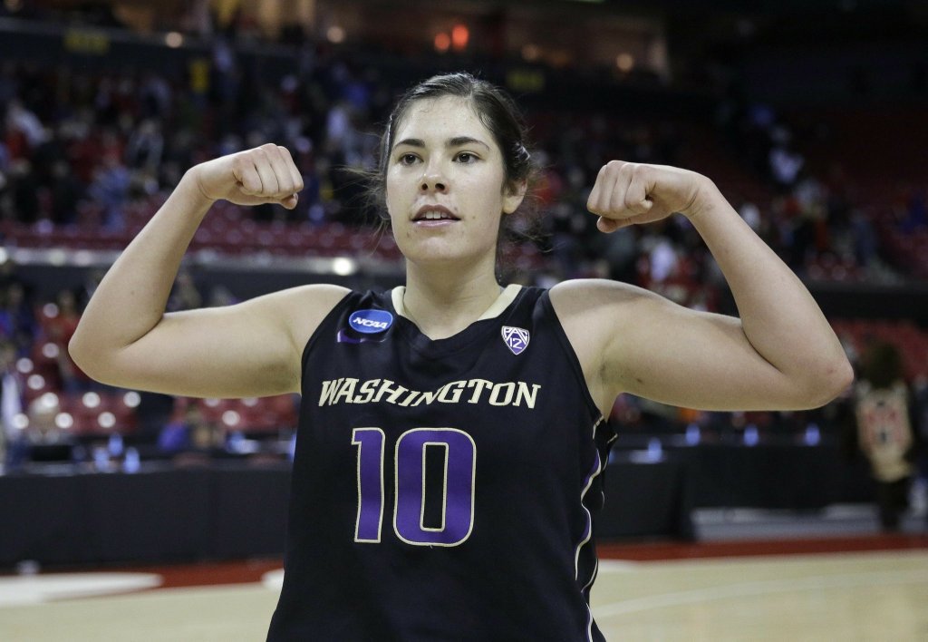 神扯!這位正妹在 NBA 球場扔衣服到觀眾席 「怪物級臂力」讓網友都驚呆了!