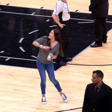 神扯！這位正妹在 NBA 球場扔衣服到觀眾席　「怪物級臂力」讓網友都驚呆了！