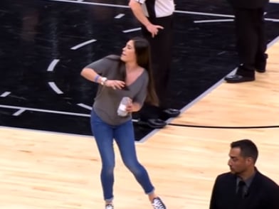 神扯！這位正妹在 NBA 球場扔衣服到觀眾席　「怪物級臂力」讓網友都驚呆了！