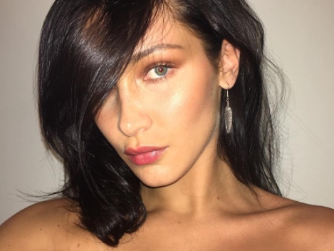Bella Hadid 教妳「短上衣」小露性感這樣穿 一陣風吹來瞬間擄獲全場目光!
