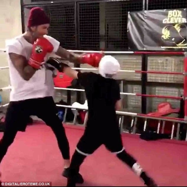 男人的帥從小培養！貝克漢 12 歲兒子練拳擊逼超緊　還一拳猛擊老爸的臉！