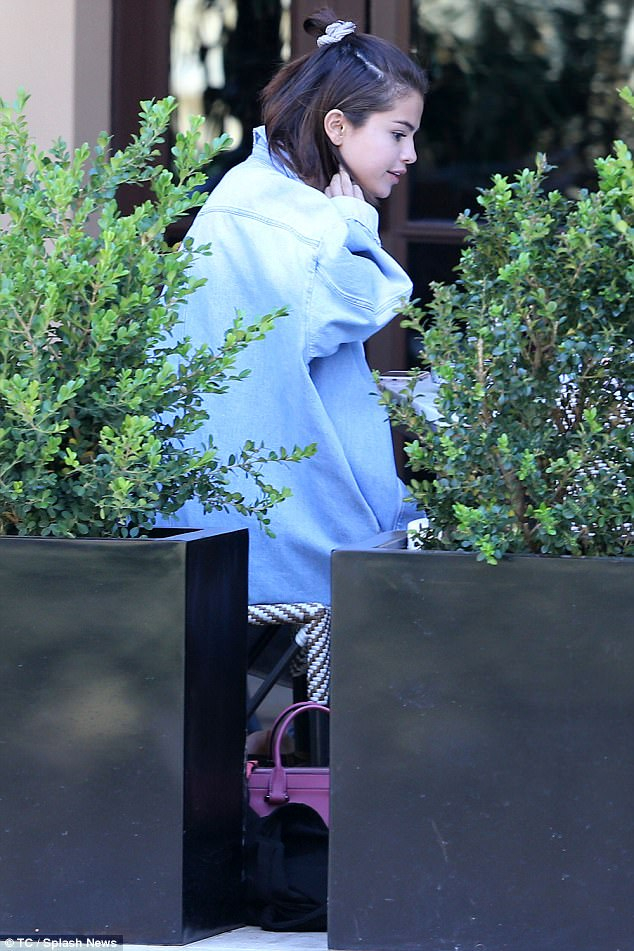 超嫩童顏！賽琳娜素顏綁起頭髮　清純娃娃臉引網友驚嘆：看起來只有 15 歲！