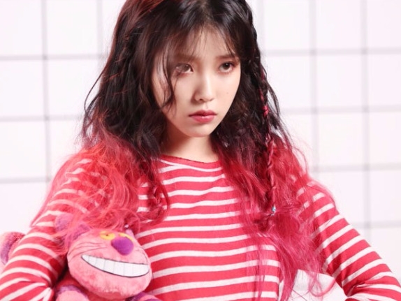 IU 新曲 MV 《Palette》「愛哭妝 6 步驟」！網友：畫完神韻有夠仙...