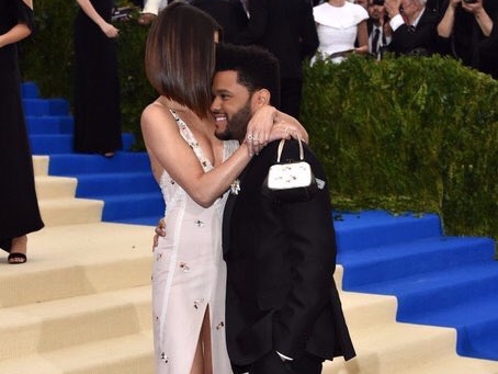 閃到讓你戴墨鏡!賽琳娜 Met Gala 紅毯首度公開合體 威肯依偎胸口超甜蜜!