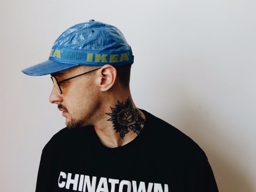 PLEASURES 與 Chinatown Market 打造 IKEA FRAKTA 帽款