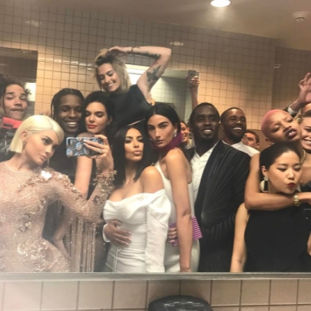 明星也愛在廁所自拍！這張大合照卻意外透露 Kendall Jenner 正牌男友就是「他」！