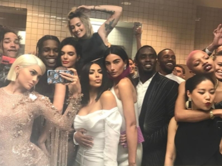 明星也愛在廁所自拍!這張大合照卻意外透露 Kendall Jenner 正牌男友就是「他」!