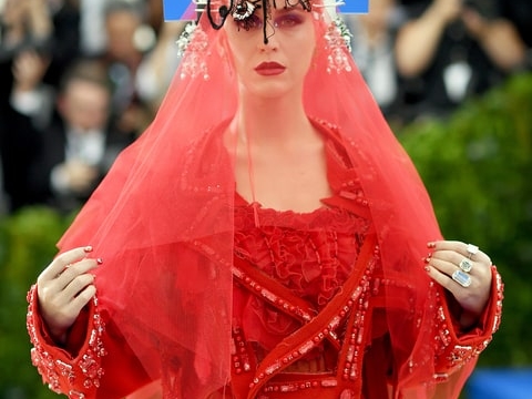 外星人來襲!凱蒂佩芮 Met Gala 紅毯造型又引起網友一翻聯想惡搞