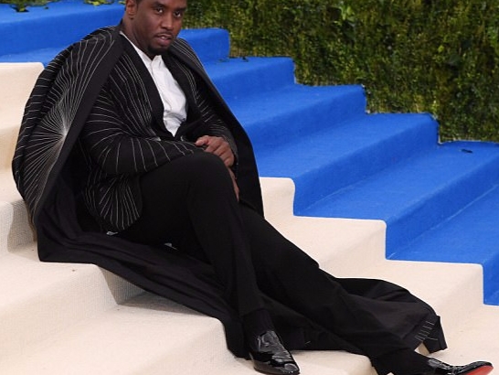 吹牛老爹就是狂!在等女友 Met Gala 拍照時 他隨興在階梯上一坐引網友瘋惡搞!