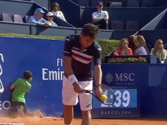 2016 巴塞隆納網球公開賽的影片再度被挖出 　超敬業的球僮這一幕讓大家都傻了！
