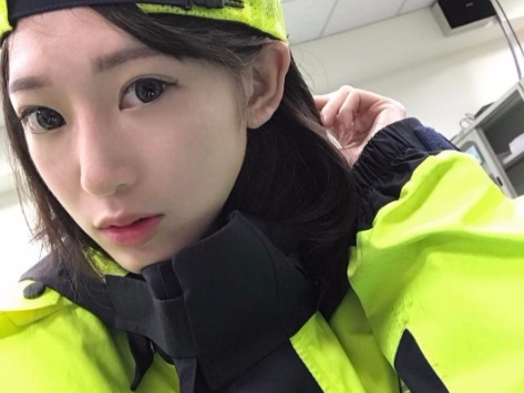 【野生抓正妹❤】被開單卻戀愛了！正妹女警身材超火辣　網友：「自己就犯規了，怎麼當警察！」