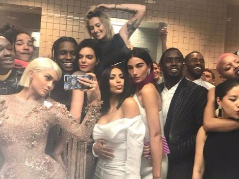 2017 Met Gala 大都會博物館眾明星廁所大剌剌 PO 出吸菸照 帶頭違法民眾撻伐!