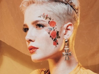簡直「謬思女神」下凡,辣妞 Halsey 全新專輯這次竟在 MV 中親手剪掉藍色長髮!