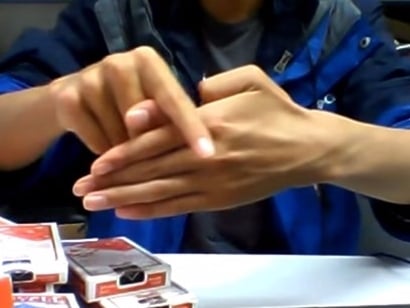 網友苦練小時候的姆指魔術到極致　太過真實讓人看傻眼　