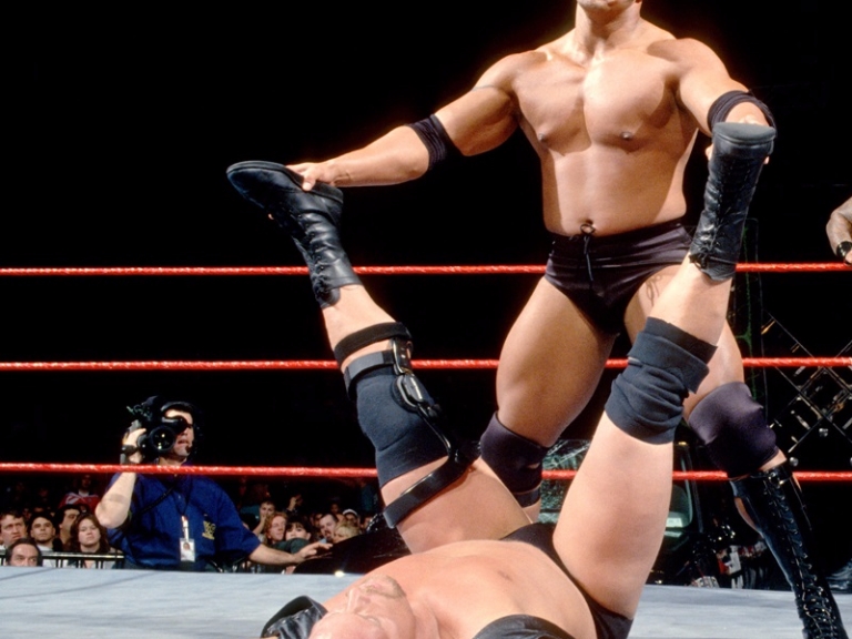 肌肉棒子大起底！巨石強森 WWE 「硬漢造型史」　首登擂台造型讓網友崩潰：一點也不硬..
