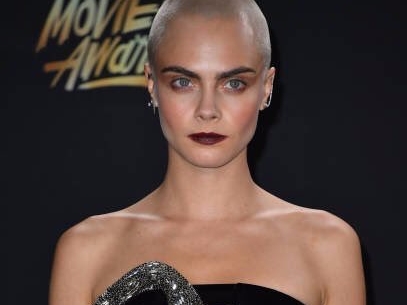 帥氣又性感!英國超模 Cara Delevingne 光頭造型走紅毯 時尚妝感驚艷眾人!