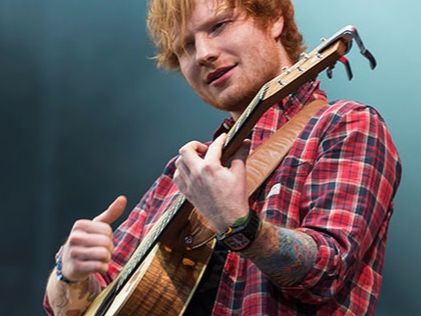 紅髮王子 Ed Sheeran 再造創舉，新歌 MV 攝影自己來「包臂刺青」狂入鏡！