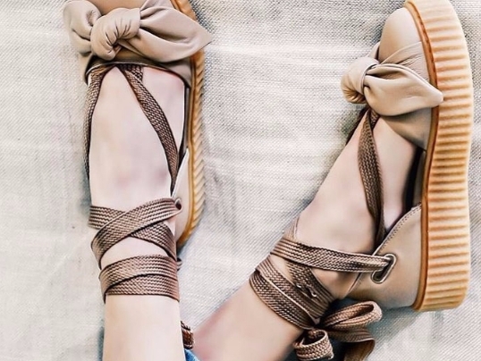 Fenty x Puma 春夏推出「綁帶厚底涼鞋」！網友：又要搶一波了...