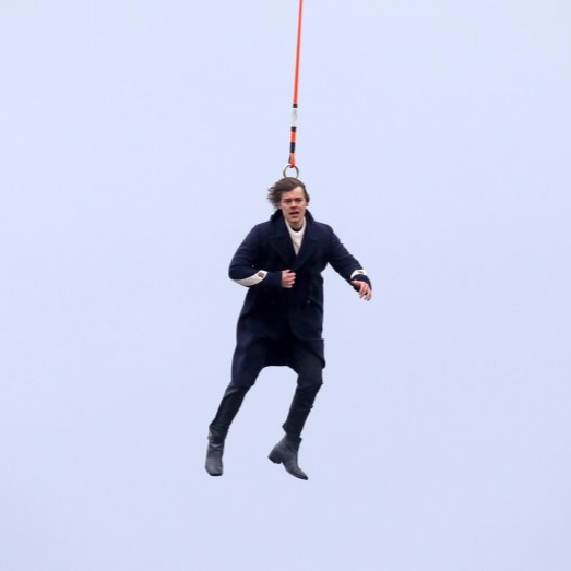 Harry Styles 為新歌 MV 玩命高空懸吊拍攝，卻遭網友戲稱「這是 Harry Potter 吧」