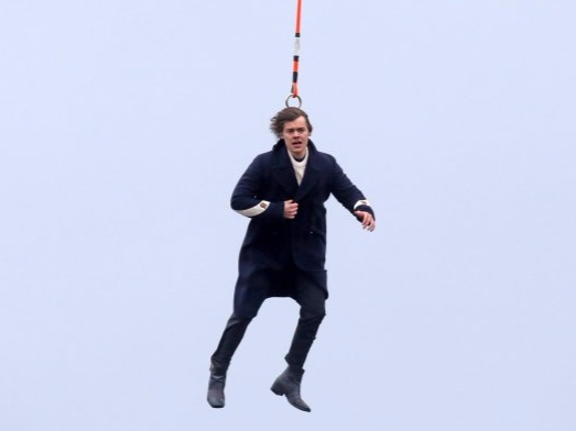 Harry Styles 為新歌 MV 玩命高空懸吊拍攝，卻遭網友戲稱「這是 Harry Potter 吧」