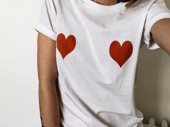 世上竟然有白 Tee 媲美「＃FFFFFFT 」 魅力？法國 90 後女設計師推出心型 Printed Tee 俘虜眾生！