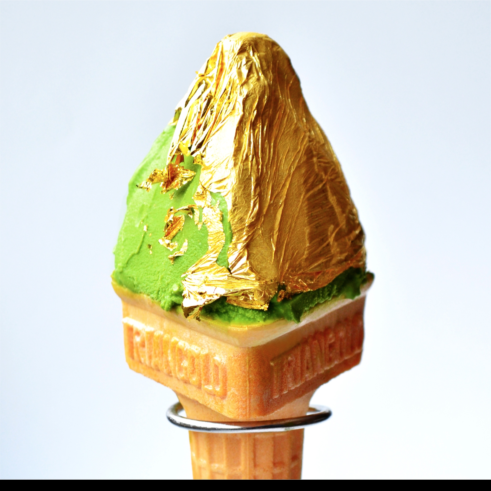 日本推出「金箔抹茶冰淇淋」！原來錢吃起來是這種感覺