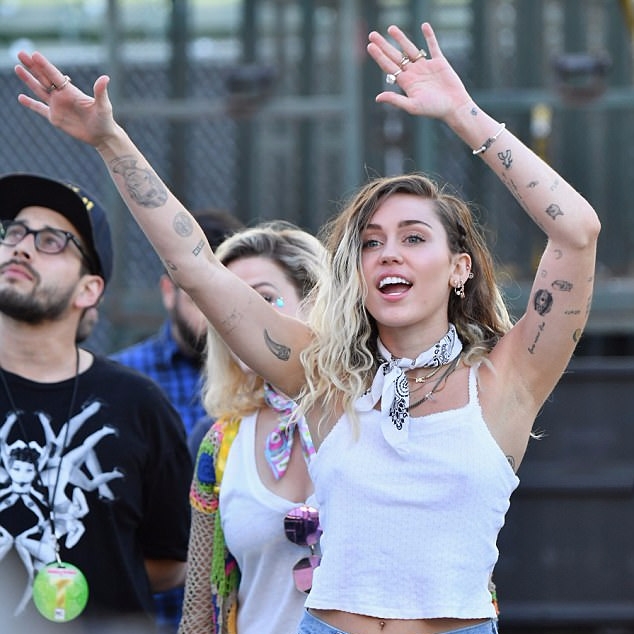 一秒讓你知道麥莉希拉有多愛「雷神弟」　放甜蜜閃光彈無極限！