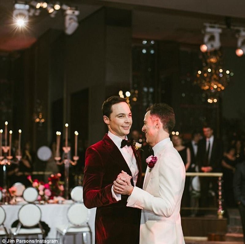 知名餐厅 rainbow room 摆桌宴客,举办了一场浪漫又温馨的结婚晚宴