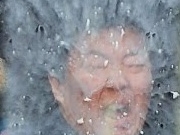 柯燈深夜秀大玩「水果砲彈」炸臉遊戲，巨星猙獰表情慢動作全都錄！