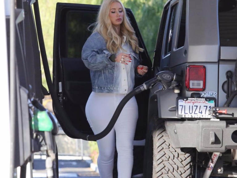 下半身太搶眼!澳洲饒舌歌姬 Iggy Azalea 白色緊身褲秀出傲人翹臀!