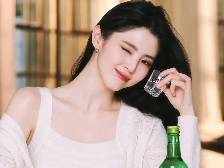 韓韶禧丟燒酒代言,金智媛接棒引熱議!韓國歷代代言人:IU、Jennie⋯她帶貨力最強!