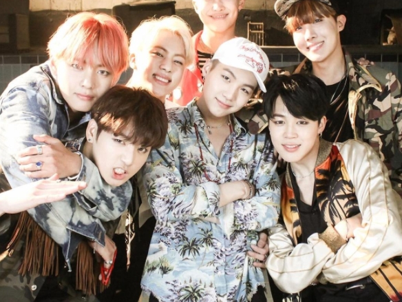打敗小賈斯汀、賽琳娜、亞莉安娜！BTS 防彈少年團奪 2017 告示牌音樂獎「最佳社群歌手」