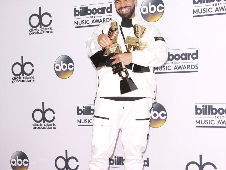 Drake 抱回 13 座告示牌獎座史上最狂 親吻妮姬米娜狂放閃:她是我一生摯愛!