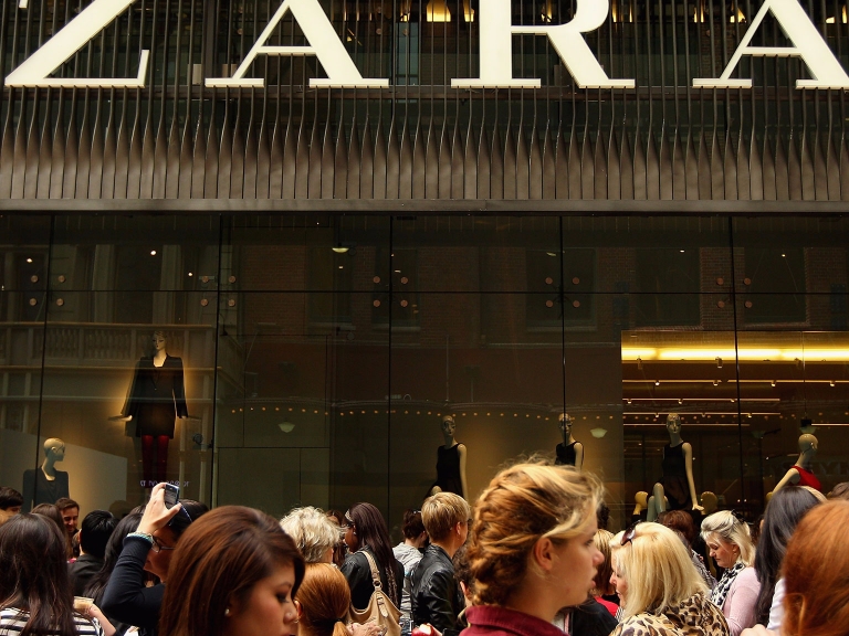 ZARA 再度因抄襲遭控告　這回是這個知名雨衣品牌！