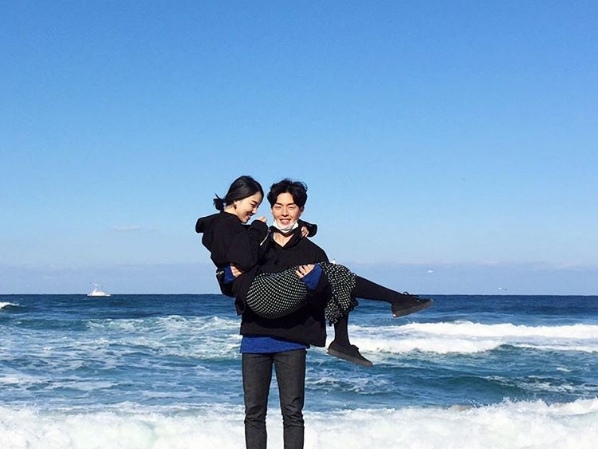 一模一樣的情侶裝 out!跟著爆紅 IG 情侶檔這樣穿搭,才能閃得夠潮、夠時尚