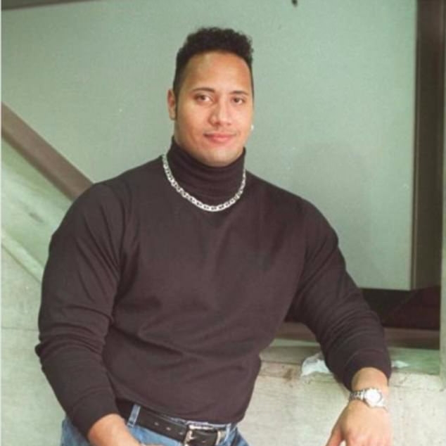 巨石強森吐槽 21 年前自己的穿搭品味　搞笑重現當年經典的黑色高領！