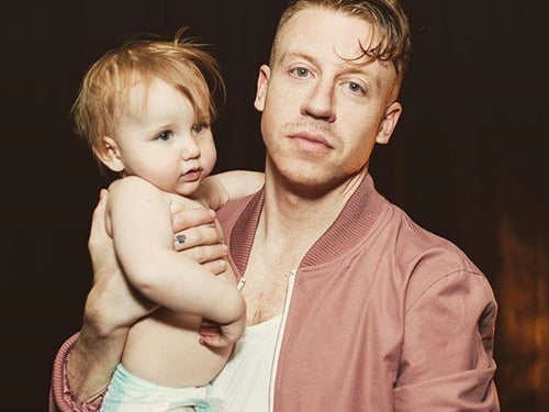 愛曬娃程度完全不輸陳建州，Macklemore 女兒 Snow 藍眼白肌簡直「白雪公主」！