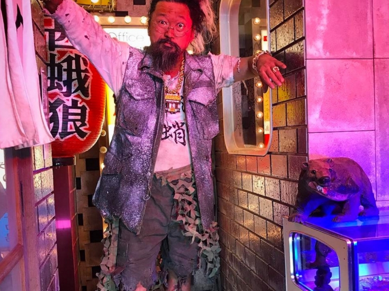 日本當代藝術家村上隆，居然把 Yeezy Boost 350 改成這副模樣！