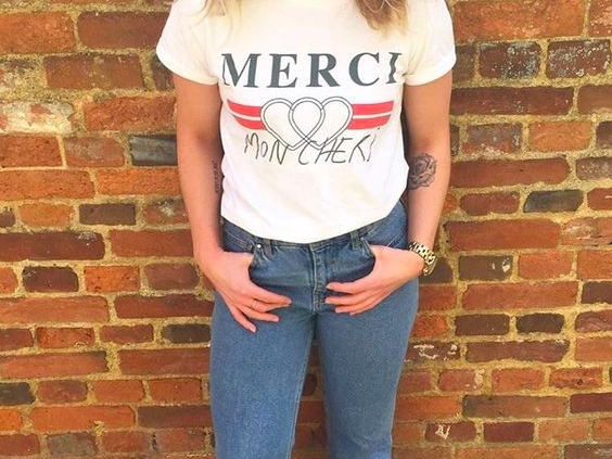 這件 Tee 熱爆程度竟然媲美 Gucci Print Tee ?Topshop 新出 Merci Tee,復古風格抓住少女心