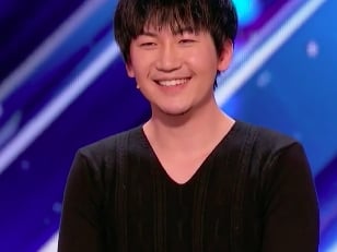 33 歲台灣男子上《美國達人秀》表演魔術！用 10 元新台幣震驚評審、全場起身狂歡