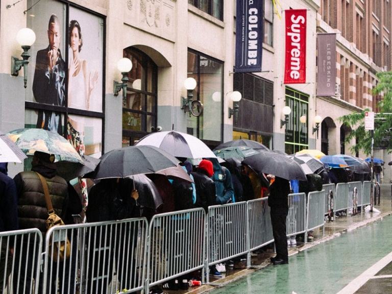 Supreme 麥可傑克遜商品發售現場 下大雨澆不熄潮人排隊!