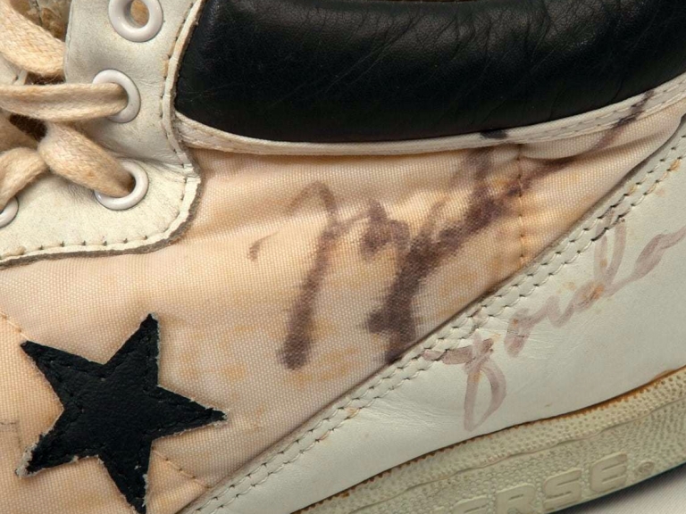 喬丹親筆簽名還穿過的 Converse ？口袋沒個幾百萬還買不下去。