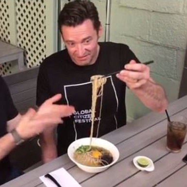 男神什麼都會！休傑克曼拿筷子手勢超端正　首度學習怎麼正確「吸拉麵」！