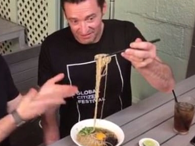 男神什麼都會！休傑克曼拿筷子手勢超端正　首度學習怎麼正確「吸拉麵」！