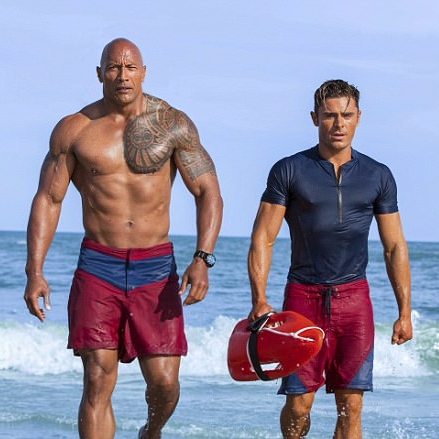 一定我輸！坦承肌肉完全無法跟巨石強森競爭　柴克艾弗隆：他根本是另一種等級！