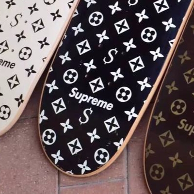 Supreme「Louis Vuitton」全套三塊滑板在 eBay 以約美金 30,000 元售出
