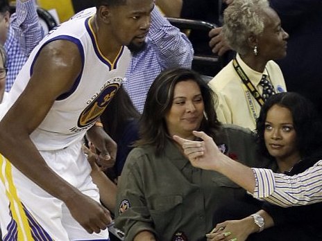 她是詹皇死忠粉絲！蕾哈娜心碎騎士輸球　場邊大聲喝倒采被 Kevin Durant 狂瞪！